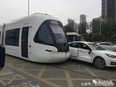 武汉有轨电车被撞 这是今年有轨电车与私家车第3次“相遇”