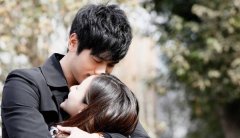 《遇见幸福》里严严的老婆顾私家侦探跟踪他夫妻间的信任到底